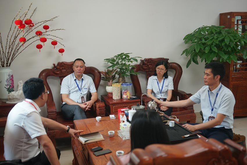 《品質(zhì)》欄目組領(lǐng)導(dǎo)與梁漢棋董事長(zhǎng)、曹傳偉總經(jīng)理洽談事宜